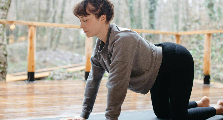 The Cat/Cow Flow: A Beginner’s Guide to Spinal Warm-Ups and Gentle Release